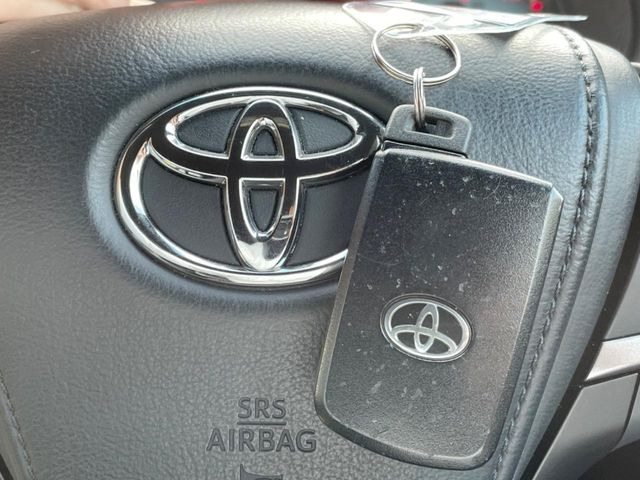 【スマートキー】カバンやポケットに入れたままでもドアの施錠・解錠が可能なスマートキーを装備。エンジンのオン・オフ時もカギを取り出す必要が無いからとっても便利です♪