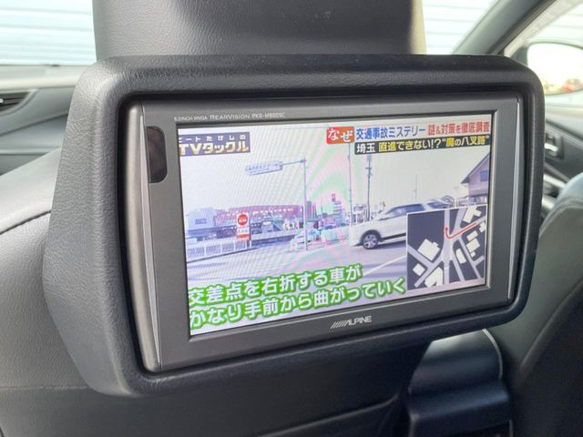 【後席モニター】家族や友人とお出かけする機会が多い方に大人気の後席モニターを装備!見やすい位置に画面がありテレビやDVDの視聴も快適!友達もお子様も、後席にしか乗らなくなるかも??