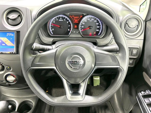 �C���e���A�ɍ��킹���f�U�C���̃X�e�A�����O�́A�^�]�������̂��Ƃ��l���A�^�]���₷���`��A�傫���ł��B�����x�A���ۂɐG���Ă��m���߂��������B