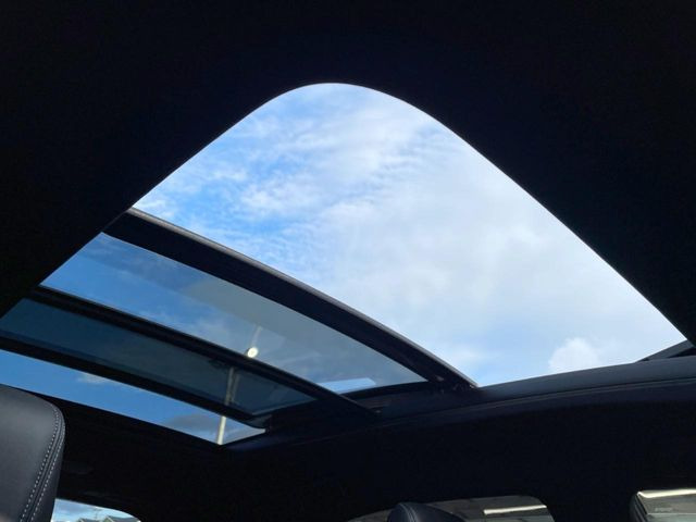 【パノラマルーフ】大型のガラスルーフ搭載で車内の解放感が一気にアップ!開放的なドライブをお楽しみいただけます。