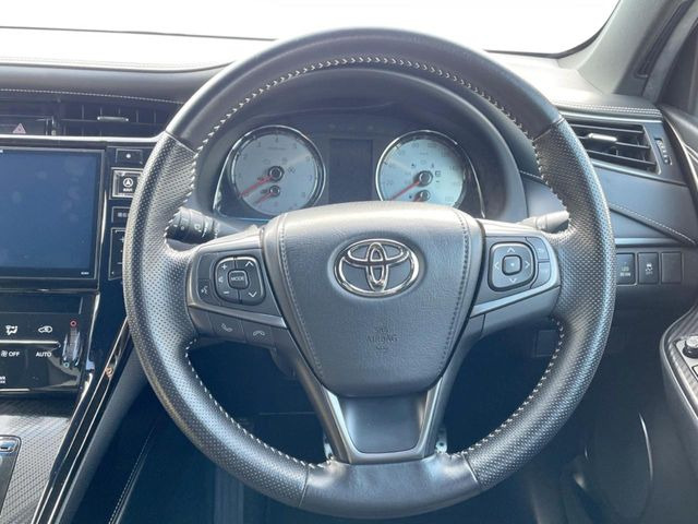 インテリアに合わせたデザインのステアリングは、運転される方のことも考え、運転しやすい形状、大きさです。是非一度、実際に触ってお確かめください。