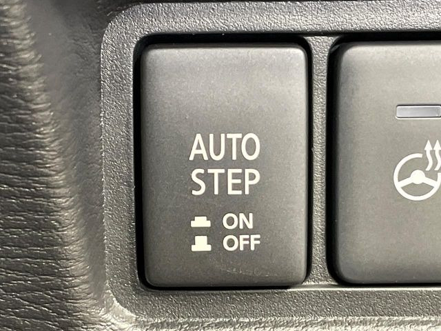 【電動サイドステップ】車高の高いお車でも、これがあれば小さいお子様の乗り降りも楽々♪スライドドアと連動して作動する為、煩わしい操作は不要です!