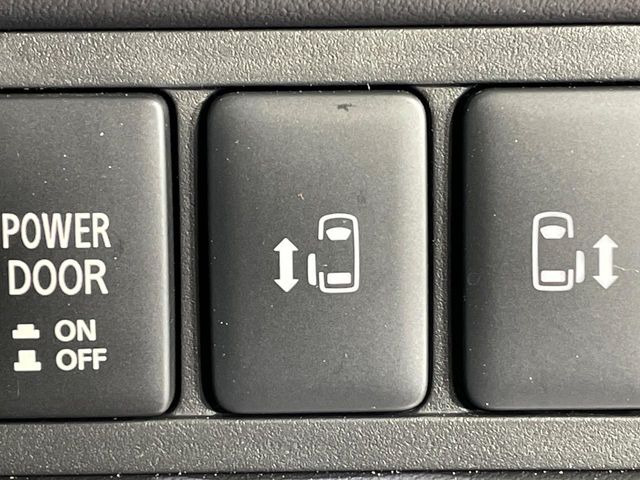 【両側パワースライドドア】スマートキーや運転席のスイッチで後席両側スライドドアの開閉が可能♪電動だから力を入れてドアを開ける必要が無く、小さなお子様でも簡単に開け閉めでき快適です♪