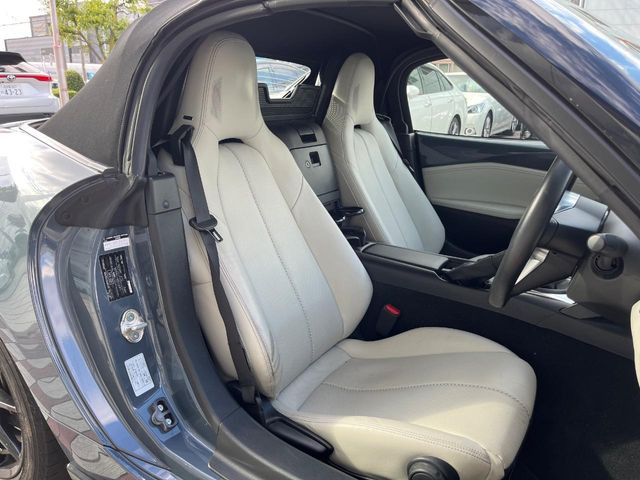 【白革シート】上質な本革を使用し、高級感あふれる本革シート。常に体に触れる部分だから、座り心地の良さにはこだわりたいですね♪汚れの付着や劣化を抑制する内装コーティング施工もおススメですよ♪