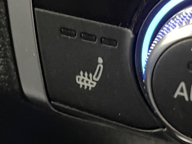 ●フロントシートヒーティング:運転席・助手席共に三段階で調節が可能なシートヒーターを装備しております。季節を問わず快適にご使用いただけます。