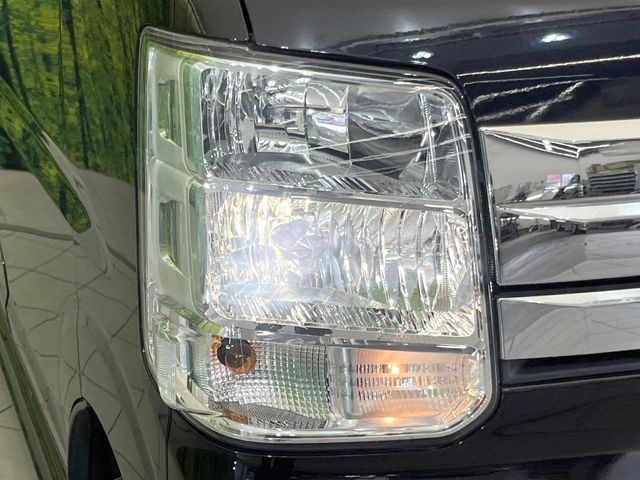 【HIDヘッドライト】非常に明るく前方を照らしてくれるので、悪天候や夜間の走行時も視界良好で安心してお乗りいただけます。