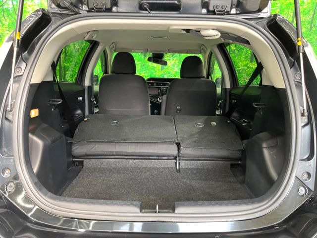 積み下ろしのしやすいデッキにはたっぷりと荷物を積み込んでいただけます。遊びから仕事まで、様々なシーンで頼れます♪