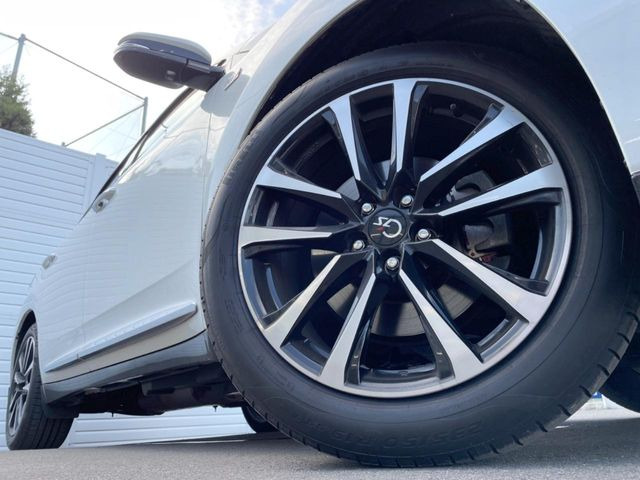 【純正19インチアルミホイール】外観にマッチした純正アルミホイールを装着しております。各種社外アルミホイールや、スタッドレスタイヤも取扱いしております。是非ご相談ください♪