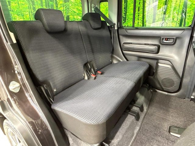 後部座席も気になるようなキズ・汚れやへたり等、大きなダメージはなく、良好な状態です。