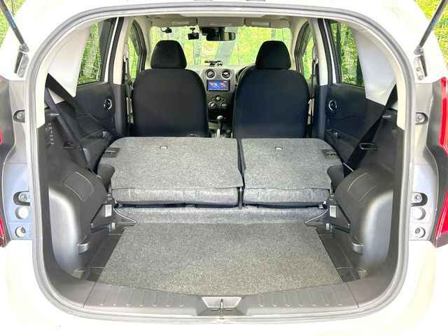 ���i�̂���������ʋ΁A���}���ɏ\���ȉ׎��X�y�[�X���m�ۂ��Ă���܂��B�Z�J���h�V�[�g��|���ƁA�傫�ȉו��̐ύڂ��\�ł���