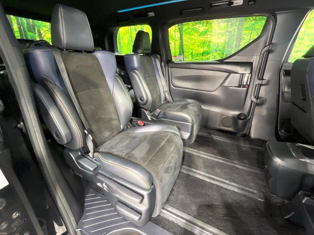 後部座席も気になるようなキズ・汚れやへたり等、大きなダメージはなく、良好な状態です。