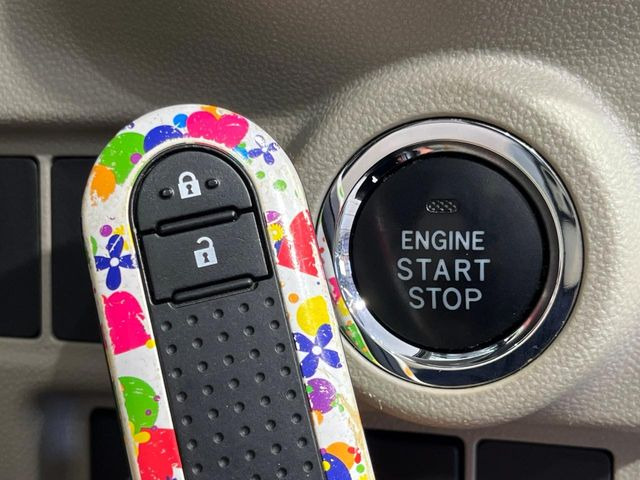 【スマートキー】カバンやポケットに入れたままでもドアの施錠・解錠が可能なスマートキーを装備。エンジンのオン・オフ時もカギを取り出す必要が無いからとっても便利です♪