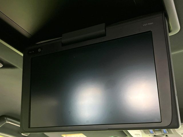 【後席モニター】家族や友人とお出かけする機会が多い方に大人気の後席モニターを装備!見やすい位置に画面がありテレビやDVDの視聴も快適!友達もお子様も、後席にしか乗らなくなるかも??