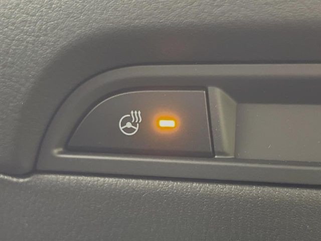 【ステアリングヒーター】冬場に冷たくなりやすい革巻きステアリングを、スイッチ一つで素早く適温に!エアコンよりも早く温まってくれるので、寒い日の運転も快適になりますね♪