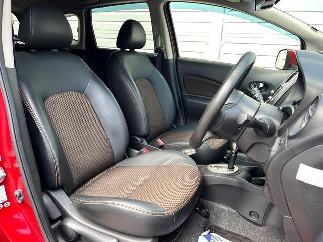 【ハーフレザーシート】高級感と座り心地を両立した人気のシート♪背面・座面のファブリック素材は、通気性の良さや滑りにくさに優れています。気温や服装に左右されず快適にお乗りいただけます。