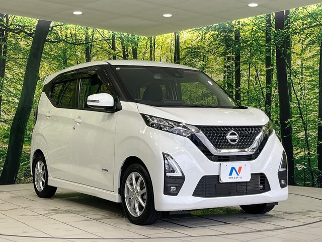 高透明度のガラス皮膜で撥水はもちろん、上質なツヤ・光沢を実現。紫外線や酸性雨から大切な愛車を保護し、色あせ・劣化を防止。「弾スプラッシュコート」、「弾プリミッサコート」からお選びいただけます。