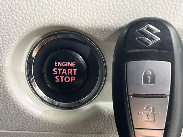 【キーレススタートシステム】カバンやポケットに入れたままでもドアの施錠・解錠が可能なスマートキーを装備。エンジンのオン・オフ時もカギを取り出す必要が無いからとっても便利です♪
