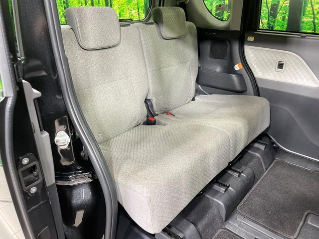 後部座席も気になるようなキズ・汚れやへたり等、大きなダメージはなく、良好な状態です。