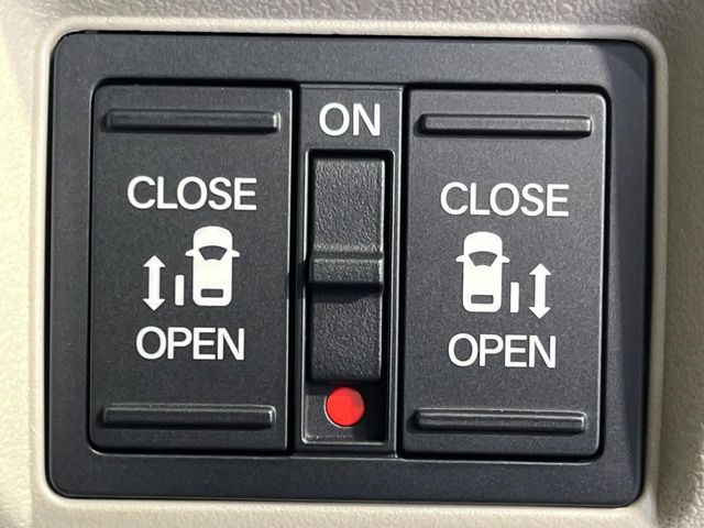 【両側パワースライドドア】スマートキーや運転席のスイッチで後席両側スライドドアの開閉が可能♪電動だから力を入れてドアを開ける必要が無く、小さなお子様でも簡単に開け閉めでき快適です♪