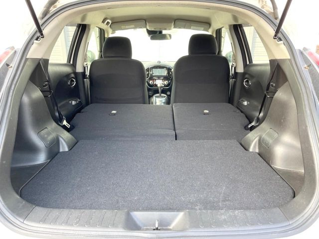 積み下ろしのしやすいデッキにはたっぷりと荷物を積み込んでいただけます。遊びから仕事まで、様々なシーンで頼れます♪