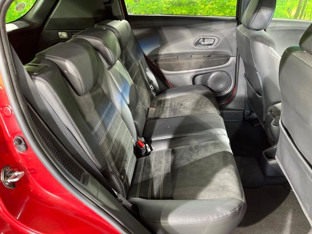 後部座席も気になるようなキズ・汚れやへたり等、大きなダメージはなく、良好な状態です。