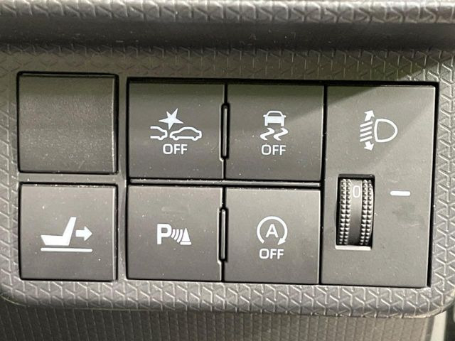 【スマートアシスト】走行中に前方の車両等を認識し、衝突しそうな時は警報とブレーキで衝突回避と被害軽減をアシスト。より安全にドライブをお楽しみいただけます。