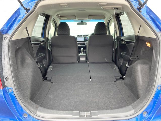 積み下ろしのしやすいデッキにはたっぷりと荷物を積み込んでいただけます。遊びから仕事まで、様々なシーンで頼れます♪