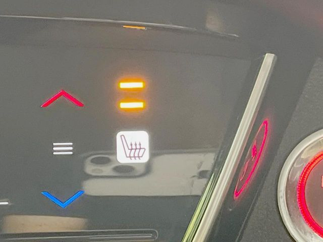 【シートヒーター】寒い日に重宝するシートヒーター!エアコンより早く温まってくれるので寒がりの人も安心ですね♪エアコンの温風は乾燥するから苦手、という方にもをおすすめです。