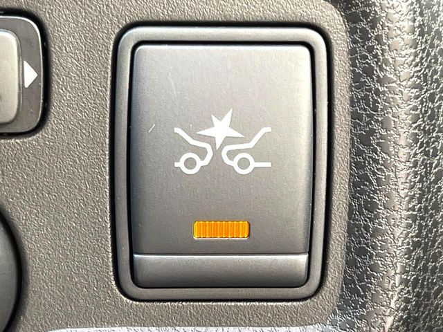 【エマージェンシーブレーキ】走行中に前方の車両等を認識し、衝突しそうな時は警報とブレーキで衝突回避と被害軽減をアシスト。より安全にドライブをお楽しみいただけます。