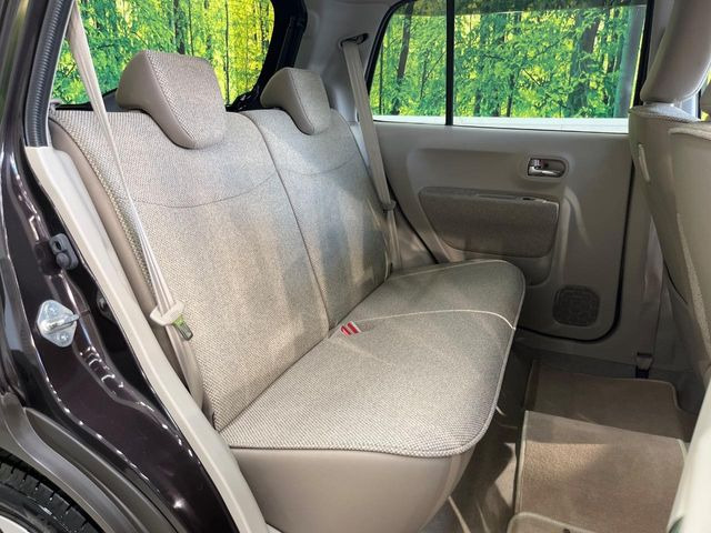 後部座席も気になるようなキズ・汚れやへたり等、大きなダメージはなく、良好な状態です。