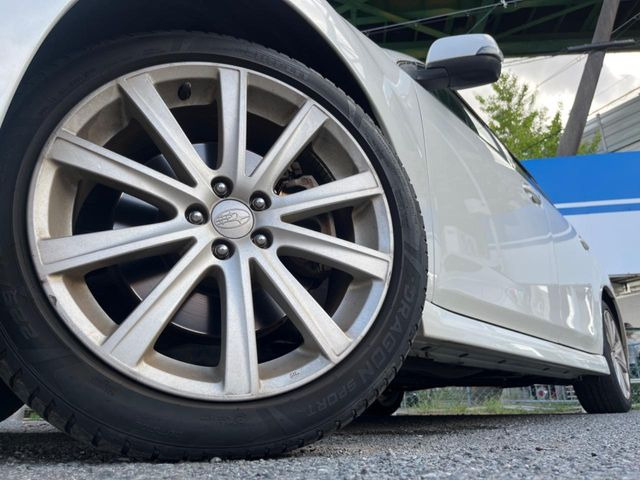 �y���������C���`�A���~�z�C�[���z�O�ςɃ}�b�`���������A���~�z�C�[���𑕒����Ă���܂��B�e��ЊO�A���~�z�C�[����A�X�^�b�h���X�^�C�����戵�����Ă���܂��B���񂲑��k����������