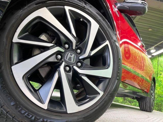 【純正18インチアルミホイール】外観にマッチした純正アルミホイールを装着しております。各種社外アルミホイールや、スタッドレスタイヤも取扱いしております。是非ご相談ください♪