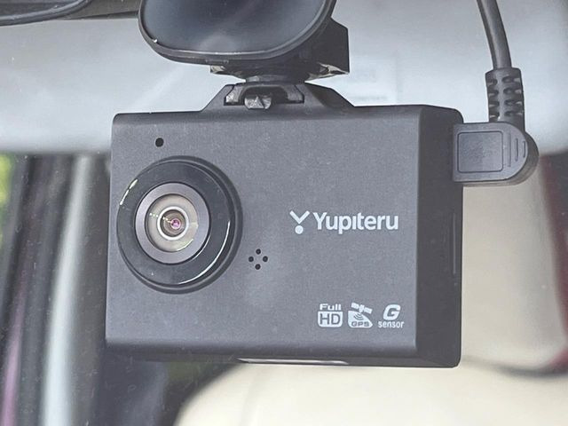 【ドライブレコーダー】安心・安全なカーライフに必須のドライブレコーダーを装備!走行中はもちろん、あおり運転や事故に遭遇した際の状況も映像で記録し、万一のリスクに備えます。