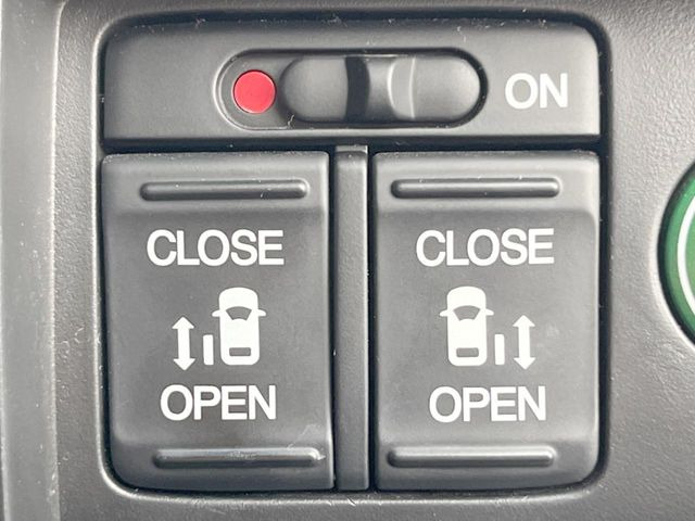 【両側パワースライドドア】スマートキーや運転席のスイッチで後席両側スライドドアの開閉が可能♪電動だから力を入れてドアを開ける必要が無く、小さなお子様でも簡単に開け閉めでき快適です♪