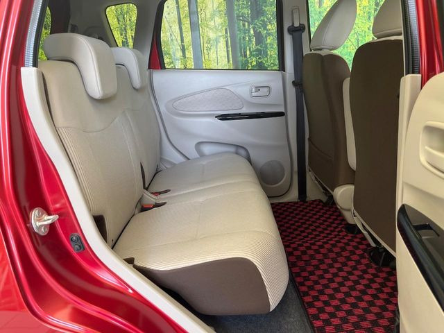 後部座席も気になるようなキズ・汚れやへたり等、大きなダメージはなく、良好な状態です。