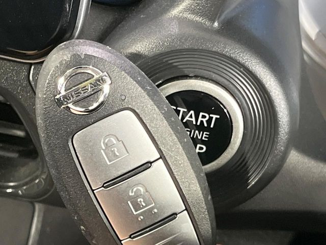 【インテリジェントキー】カバンやポケットに入れたままでもドアの施錠・解錠が可能なスマートキーを装備。エンジンのオン・オフ時もカギを取り出す必要が無いからとっても便利です♪