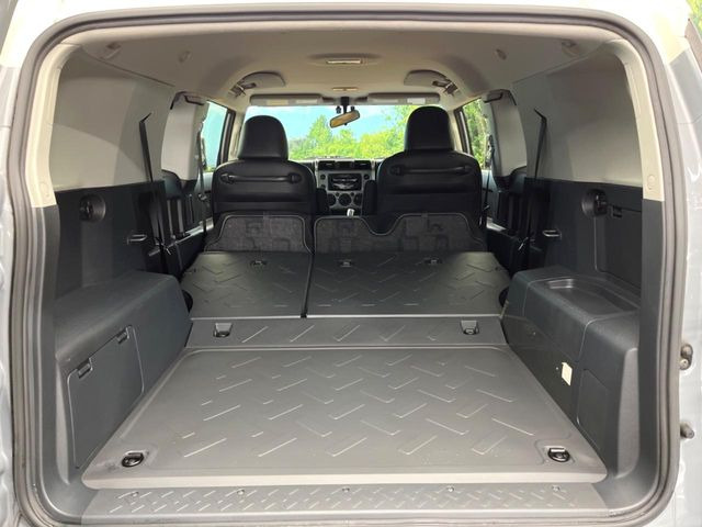 ���i�̂���������ʋ΁A���}���ɏ\���ȉ׎��X�y�[�X���m�ۂ��Ă���܂��B�Z�J���h�V�[�g��|���ƁA�傫�ȉו��̐ύڂ��\�ł���