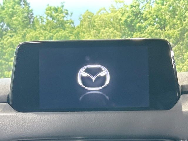 【マツダコネクトナビ】車内の雰囲気にマッチした一体型タイプのナビ。各種車輌設定やBluetooth再生等、様々な機能が楽しめます。直感的なダイヤル操作が可能で、使い勝手も良好です。