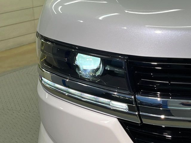 【LEDヘッドライト】悪天候や夜間走行時も良好な視界を確保し安心して運転できる高輝度LEDヘッドライトを装備!点灯速度が早く、消費電力も抑えられています。