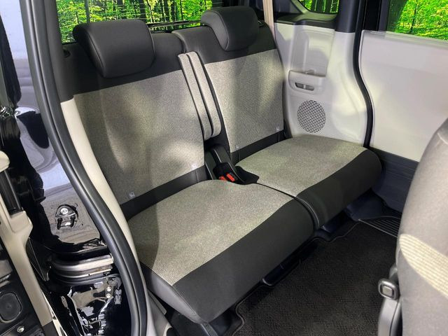 後部座席も気になるようなキズ・汚れやへたり等、大きなダメージはなく、良好な状態です。