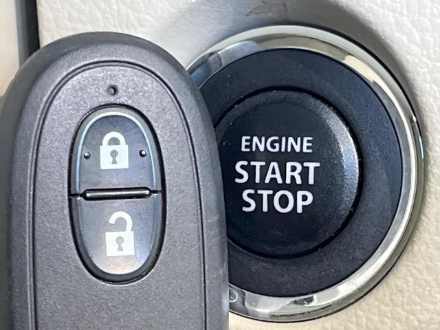 【キーレススタートシステム】カバンやポケットに入れたままでもドアの施錠・解錠が可能なスマートキーを装備。エンジンのオン・オフ時もカギを取り出す必要が無いからとっても便利です♪