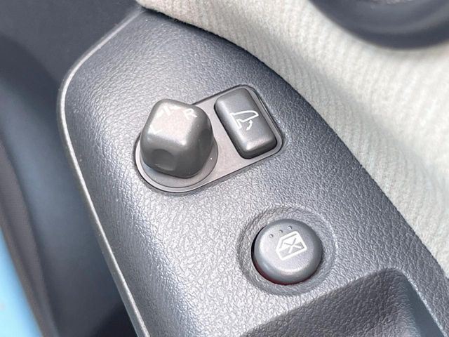 【電動格納ミラー】サイドミラーは電動格納式となっており、狭い駐車場でもキズがつくリスクを抑えられます。