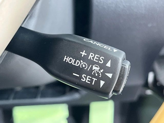 【レーダークルーズコントロール】高速道路での長距離走行が楽に!!自動で速度を保つクルーズコントロールが、衝突軽減システムと連携し、前方の車両を感知して車間を保つように速度調節してくれます!!