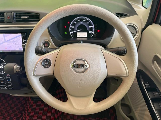 インテリアに合わせたデザインのステアリングは、運転される方のことも考え、運転しやすい形状、大きさです。是非一度、実際に触ってお確かめください。