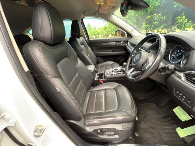 【黒革シート】上質な本革を使用し、高級感あふれる黒革シート。常に体に触れる部分だから、座り心地の良さにはこだわりたいですね♪汚れの付着や劣化を抑制する内装コーティング施工もおススメですよ♪