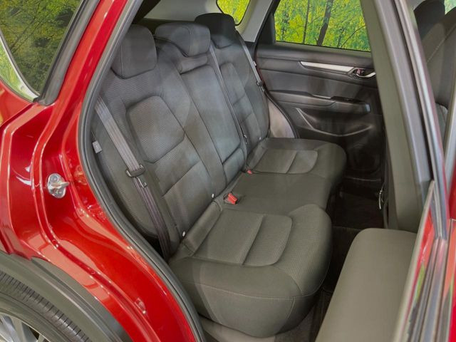 後部座席も気になるようなキズ・汚れやへたり等、大きなダメージはなく、良好な状態です。