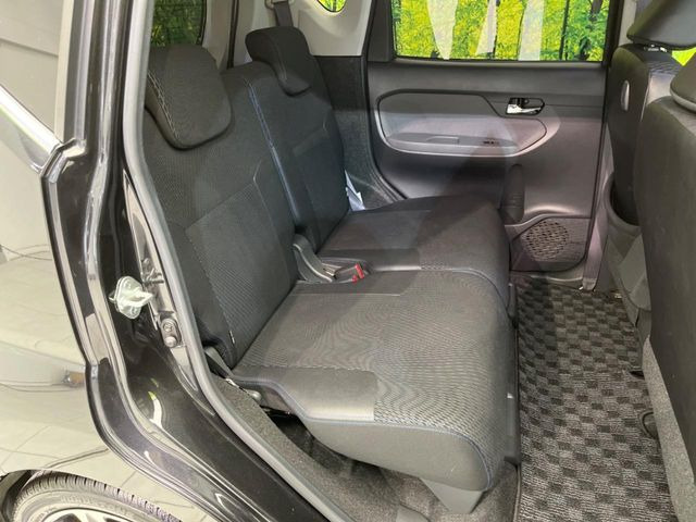 後部座席も気になるようなキズ・汚れやへたり等、大きなダメージはなく、良好な状態です。