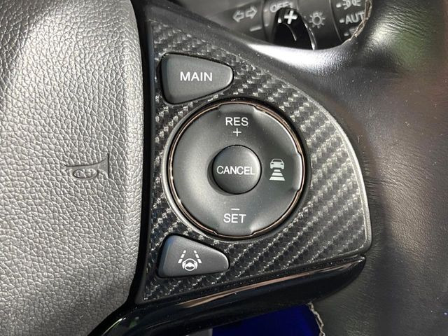 【アダプティブクルーズコントロール】高速道路での長距離走行が楽に!!自動で速度を保つクルーズコントロールが、衝突軽減システムと連携し、前方の車両を感知して車間を保つように速度調節してくれます!!