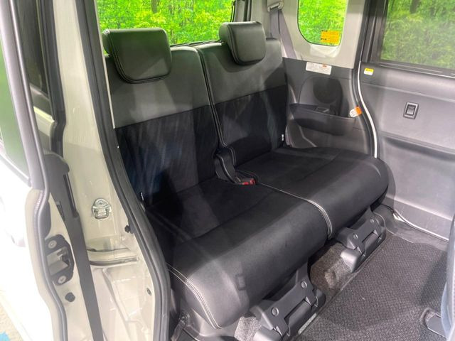 後部座席も気になるようなキズ・汚れやへたり等、大きなダメージはなく、良好な状態です。