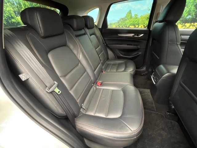 後部座席も気になるようなキズ・汚れやへたり等、大きなダメージはなく、良好な状態です。
